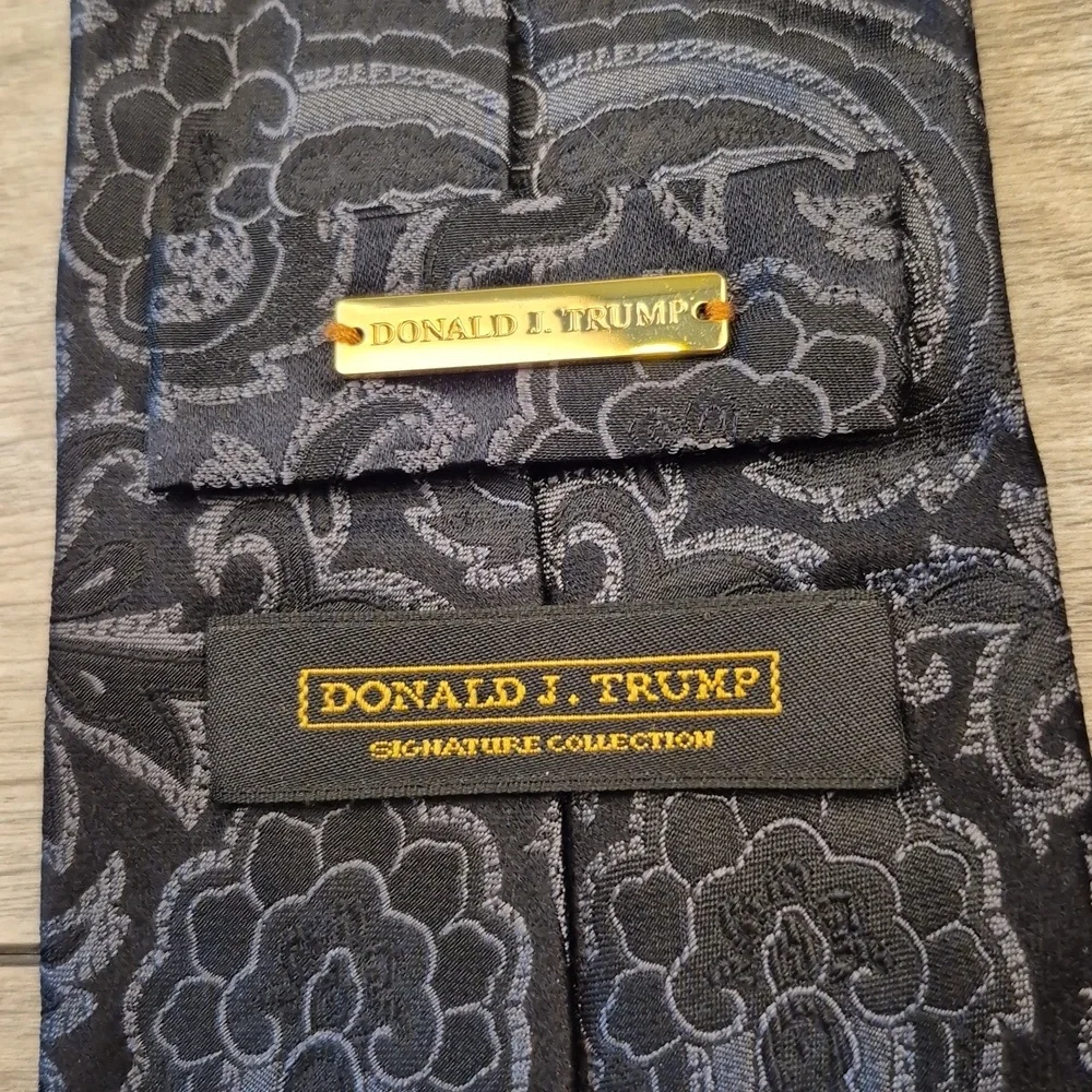 DONALD TRUMP Signature Collection Metallic Black Silver‎ Paisley Mens Silk Tie